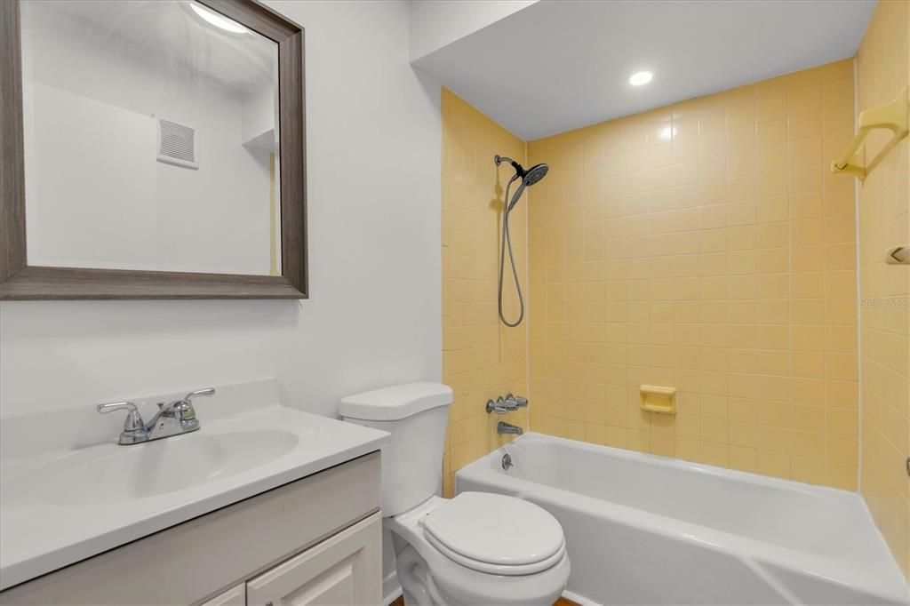 For Rent: $1,700 (1 beds, 1 baths, 728 Square Feet)