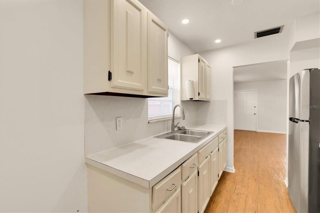 For Rent: $1,700 (1 beds, 1 baths, 728 Square Feet)