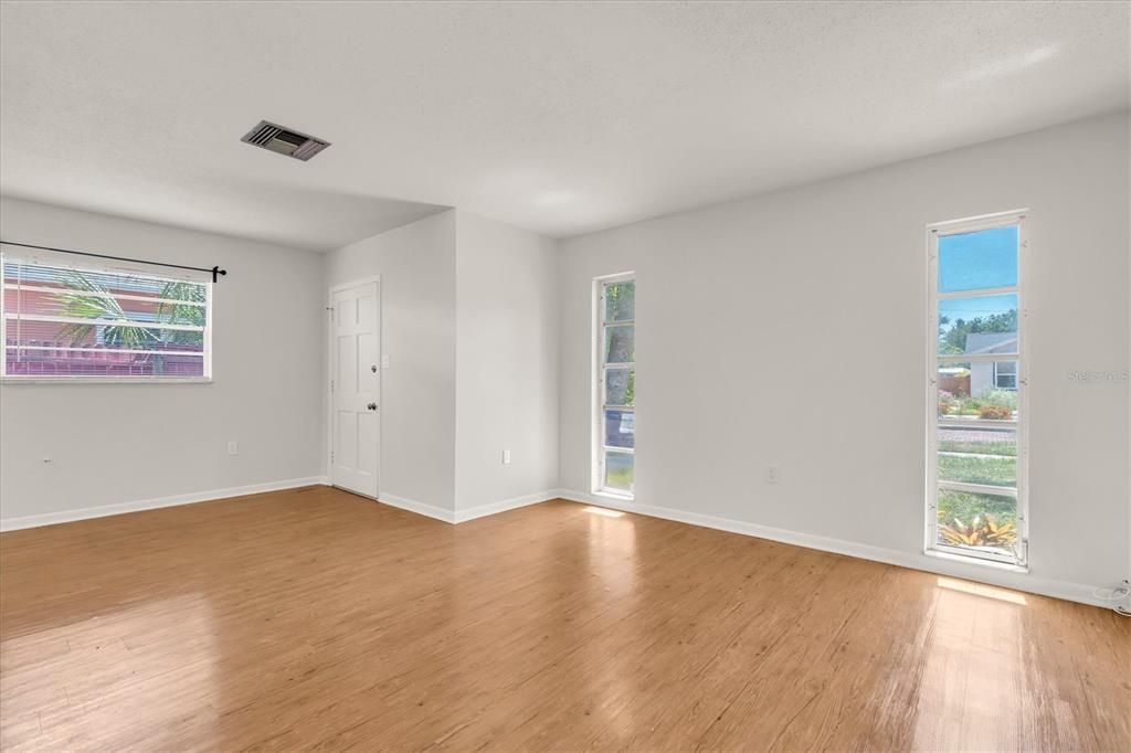 For Rent: $1,700 (1 beds, 1 baths, 728 Square Feet)