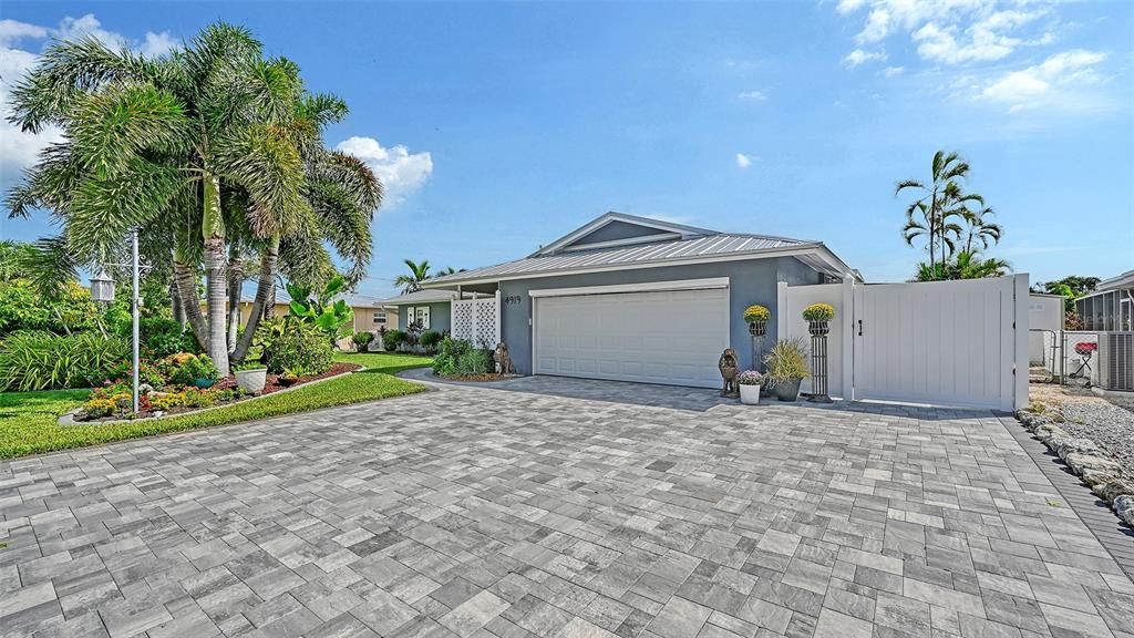 For Sale: $1,200,000 (3 beds, 3 baths, 2200 Square Feet)