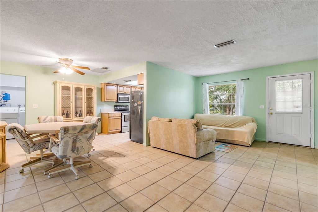 Activo con contrato: $245,000 (3 camas, 2 baños, 1418 Pies cuadrados)