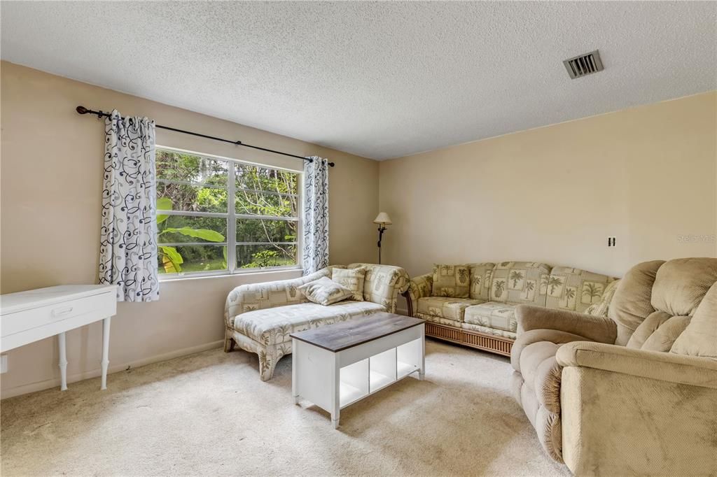 Activo con contrato: $245,000 (3 camas, 2 baños, 1418 Pies cuadrados)