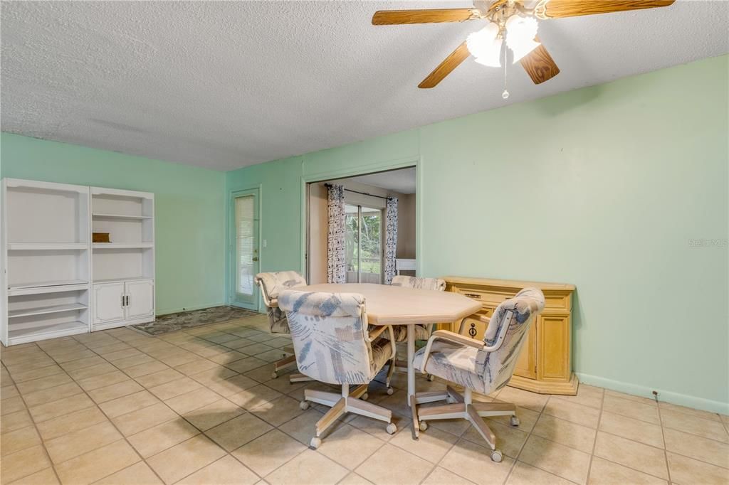 Activo con contrato: $245,000 (3 camas, 2 baños, 1418 Pies cuadrados)
