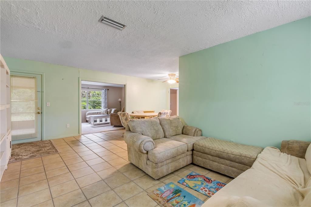 Activo con contrato: $245,000 (3 camas, 2 baños, 1418 Pies cuadrados)