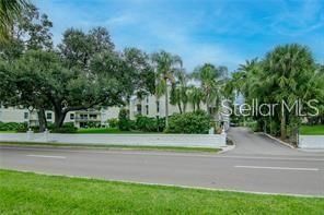For Rent: $1,950 (1 beds, 1 baths, 728 Square Feet)
