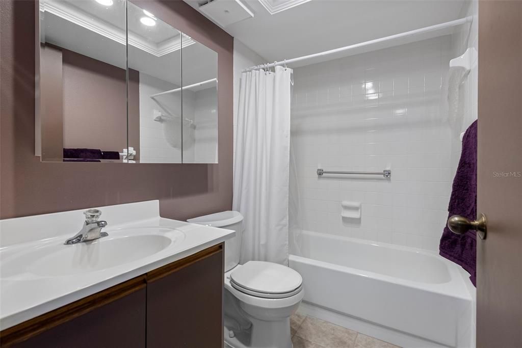 На продажу: $249,000 (2 спален, 2 ванн, 1030 Квадратных фут)