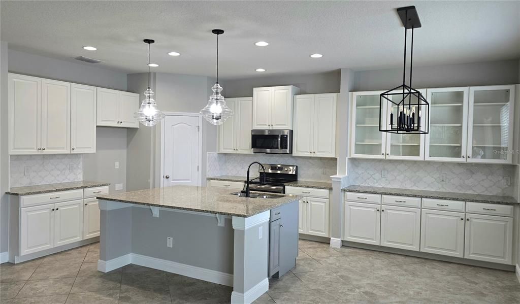 Active With Contract: $629,000 (5 beds, 2 baths, 3056 Square Feet)