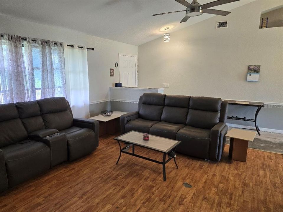 Active With Contract: $200,000 (3 beds, 2 baths, 1360 Square Feet)