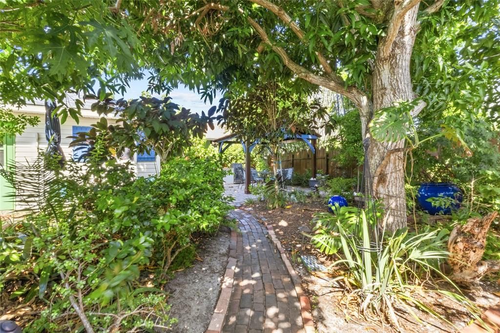Active With Contract: $599,000 (2 beds, 2 baths, 1250 Square Feet)