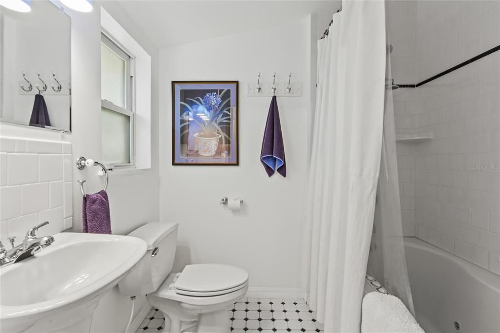 Active With Contract: $599,000 (2 beds, 2 baths, 1250 Square Feet)