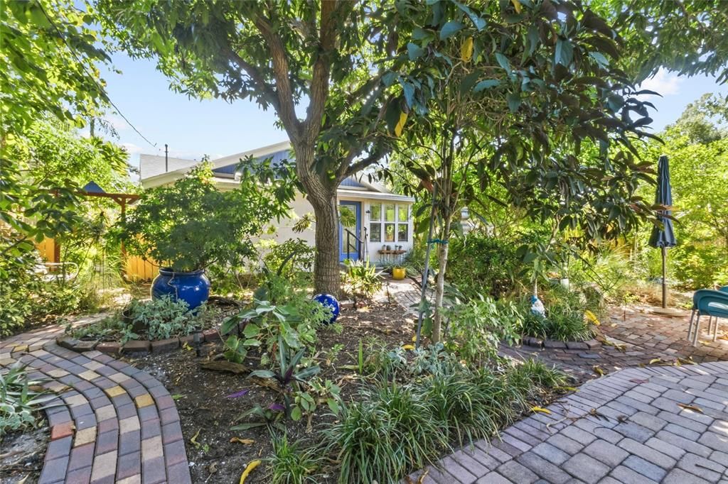 Active With Contract: $599,000 (2 beds, 2 baths, 1250 Square Feet)