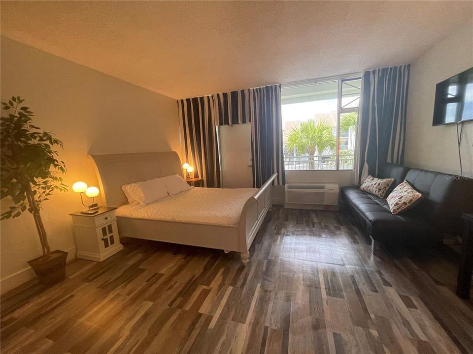 For Sale: $139,000 (1 beds, 1 baths, 355 Square Feet)