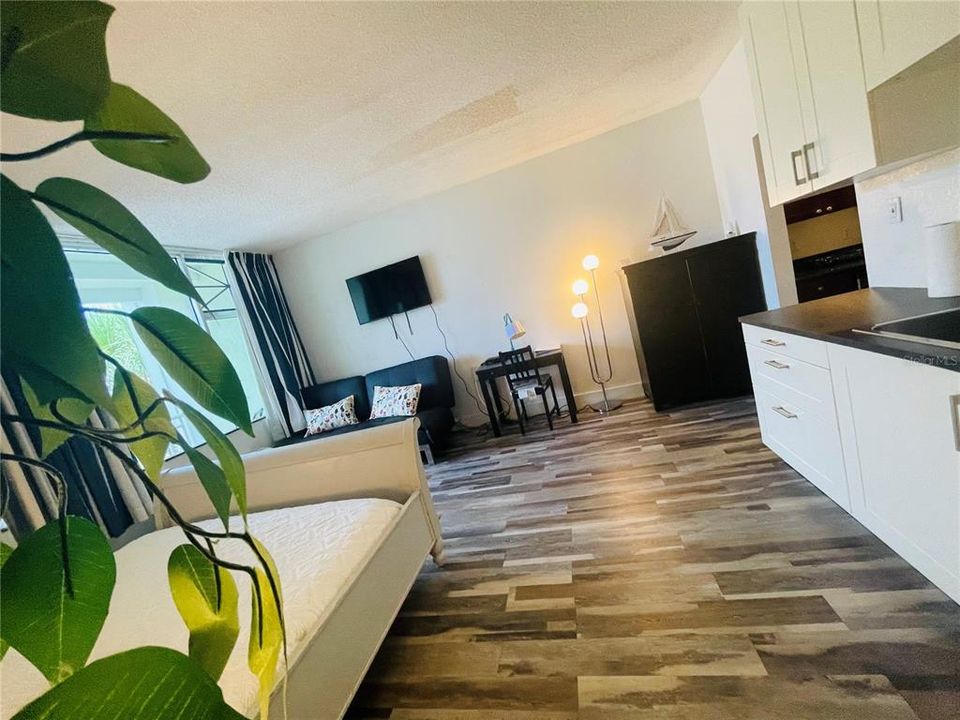 For Sale: $139,000 (1 beds, 1 baths, 355 Square Feet)
