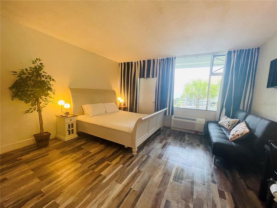 For Sale: $139,000 (1 beds, 1 baths, 355 Square Feet)