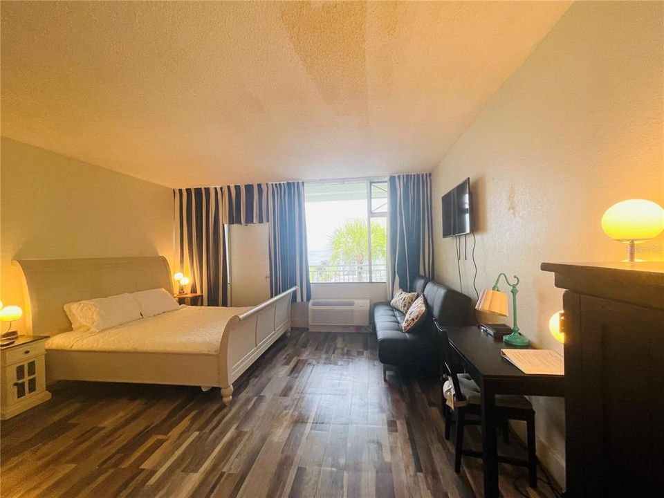 For Sale: $139,000 (1 beds, 1 baths, 355 Square Feet)