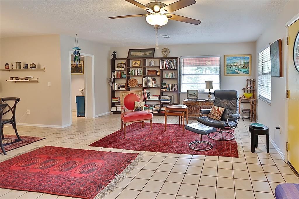 For Sale: $349,000 (3 beds, 1 baths, 1150 Square Feet)