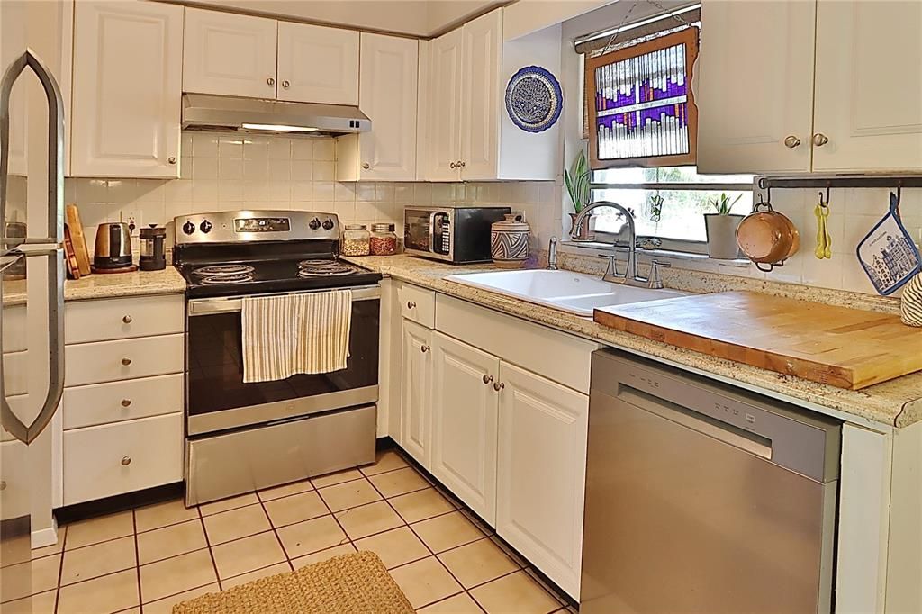 For Sale: $349,000 (3 beds, 1 baths, 1150 Square Feet)