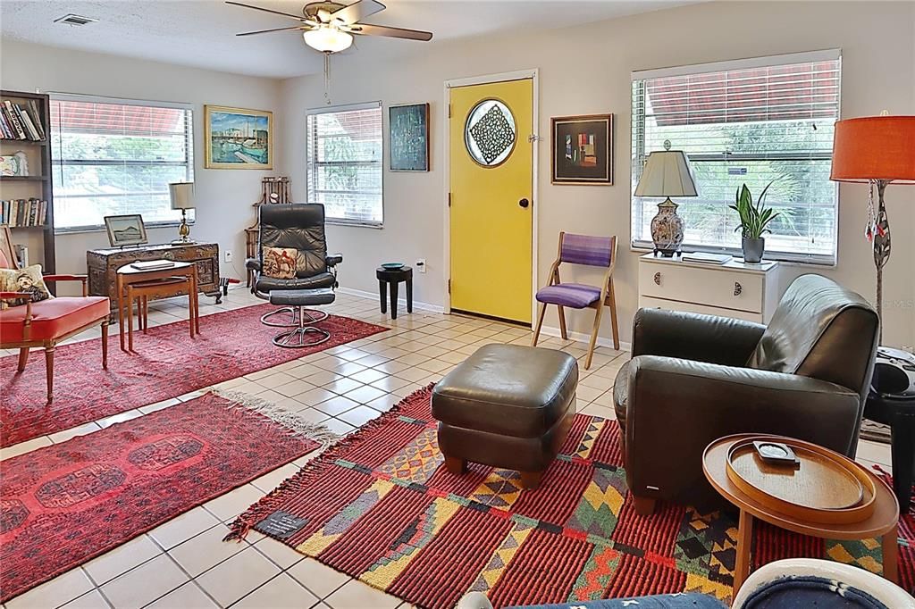 For Sale: $349,000 (3 beds, 1 baths, 1150 Square Feet)