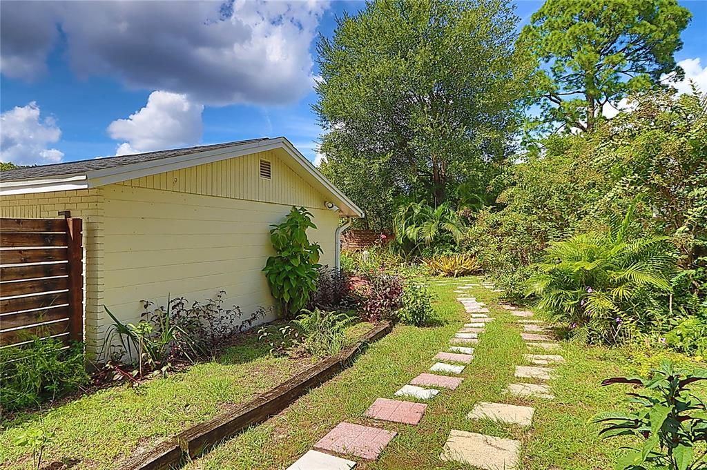 For Sale: $349,000 (3 beds, 1 baths, 1150 Square Feet)