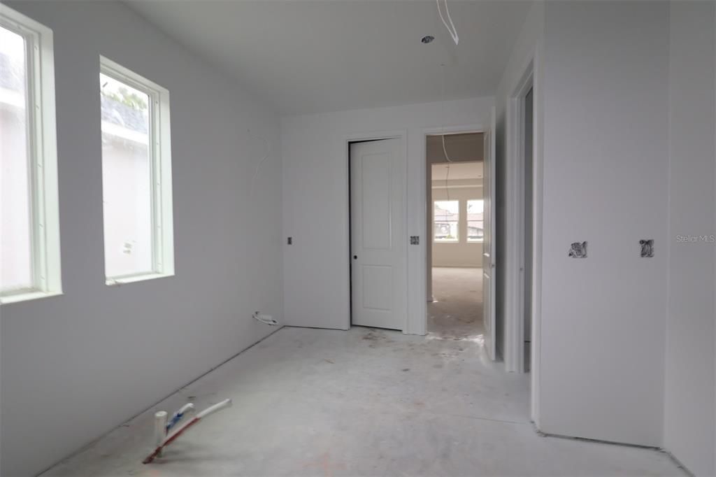 Activo con contrato: $949,990 (5 camas, 4 baños, 3978 Pies cuadrados)