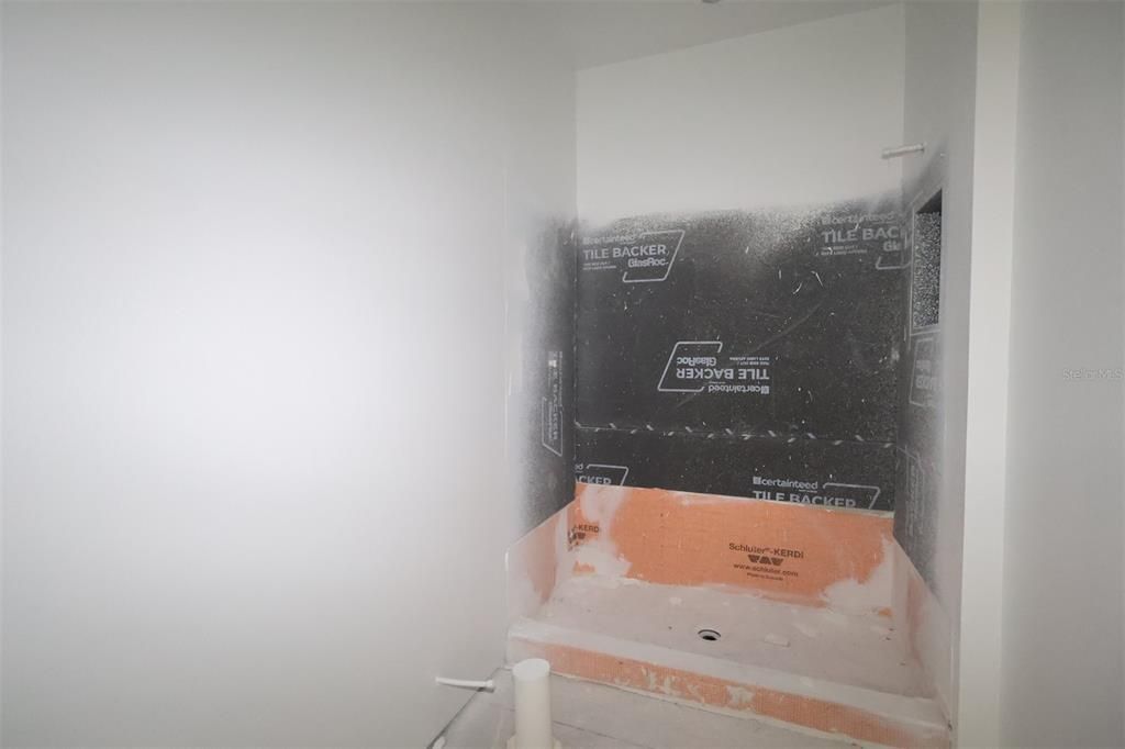 Activo con contrato: $949,990 (5 camas, 4 baños, 3978 Pies cuadrados)