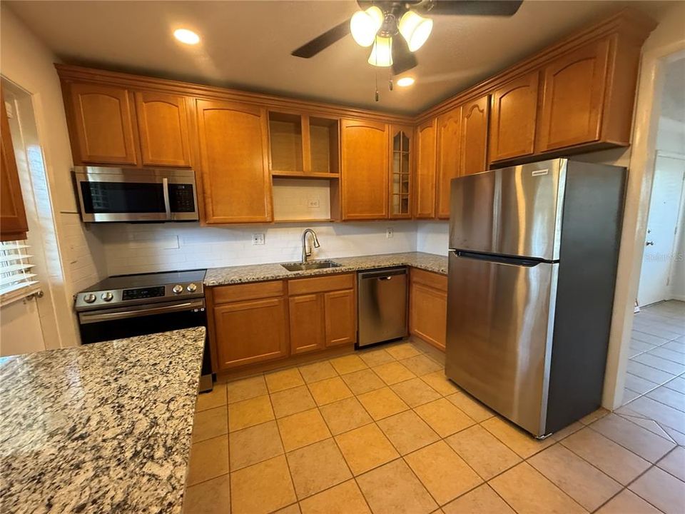 For Rent: $1,600 (2 beds, 1 baths, 765 Square Feet)