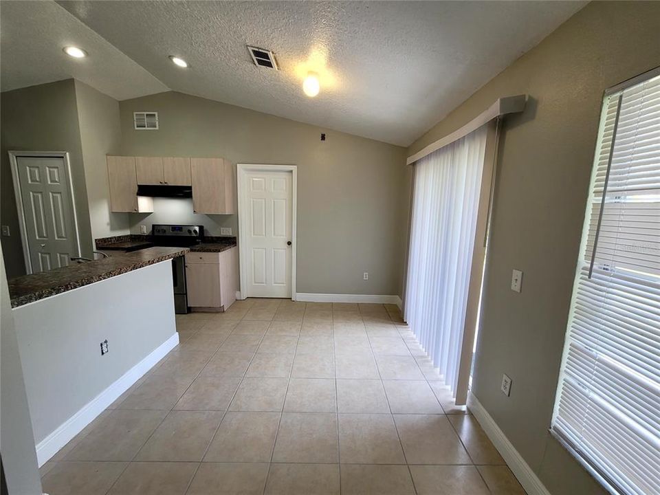 For Rent: $1,575 (3 beds, 2 baths, 1245 Square Feet)