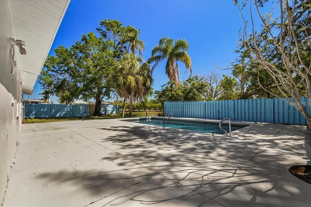 For Sale: $359,900 (4 beds, 3 baths, 1222 Square Feet)