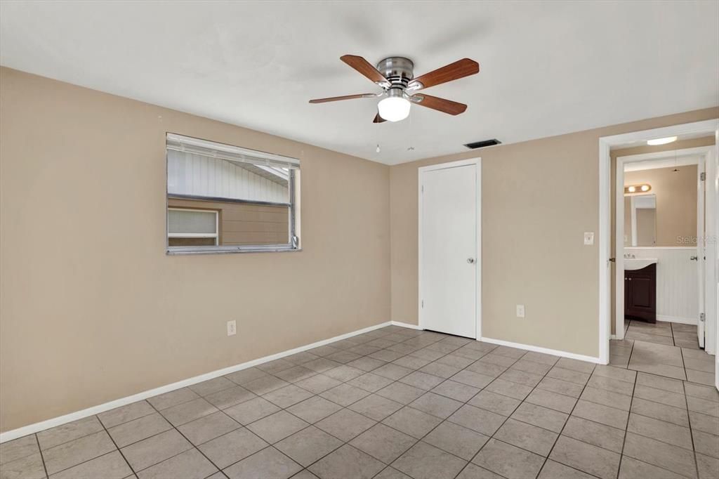 Activo con contrato: $235,000 (3 camas, 2 baños, 1306 Pies cuadrados)
