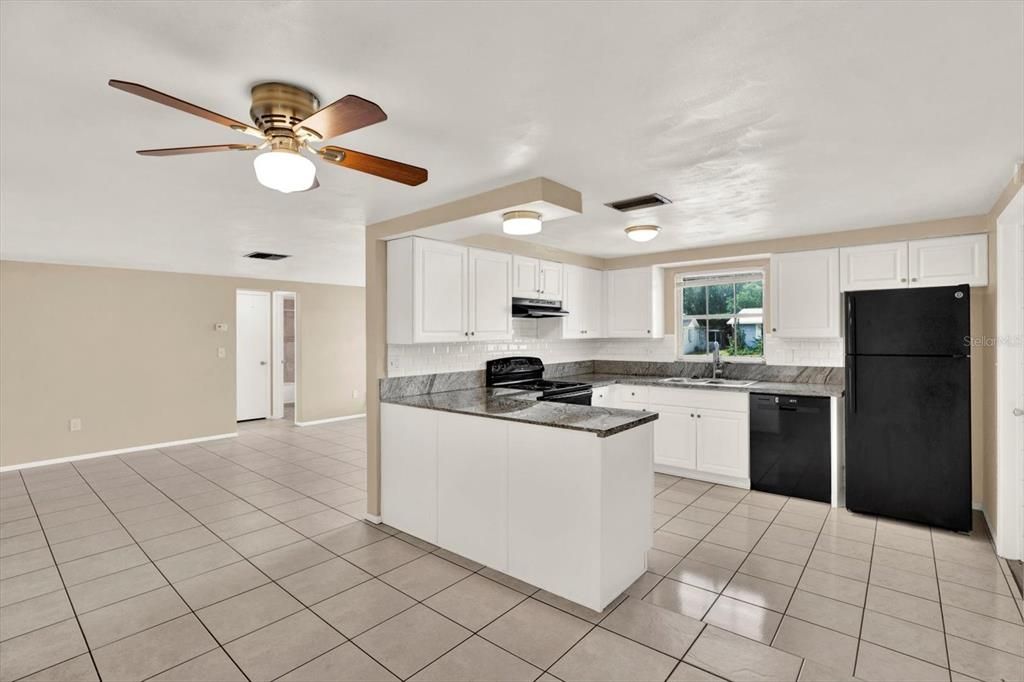Activo con contrato: $235,000 (3 camas, 2 baños, 1306 Pies cuadrados)
