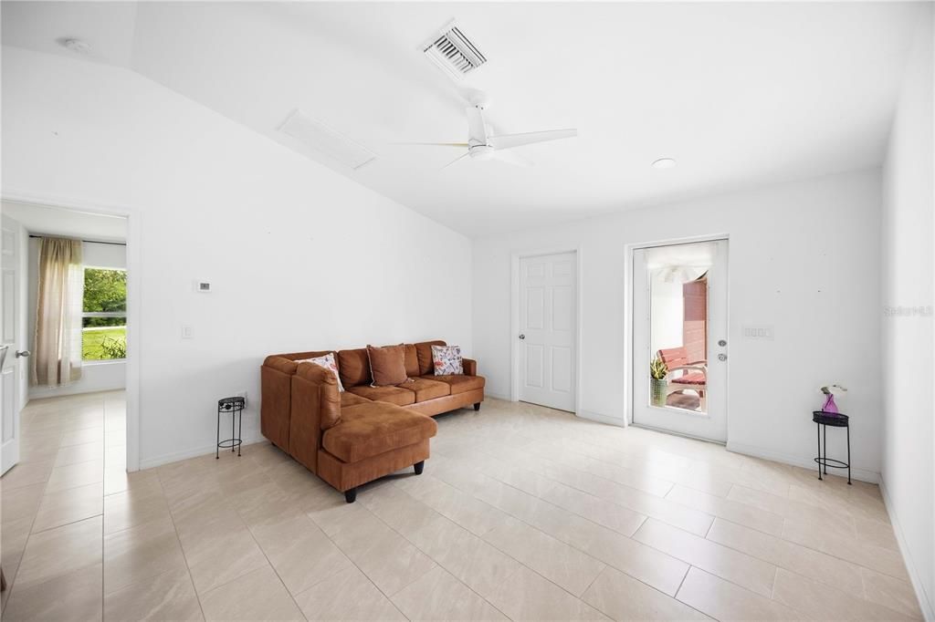 En Venta: $369,900 (2 camas, 2 baños, 979 Pies cuadrados)
