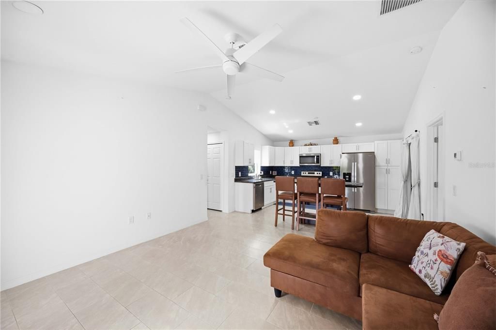 En Venta: $369,900 (2 camas, 2 baños, 979 Pies cuadrados)