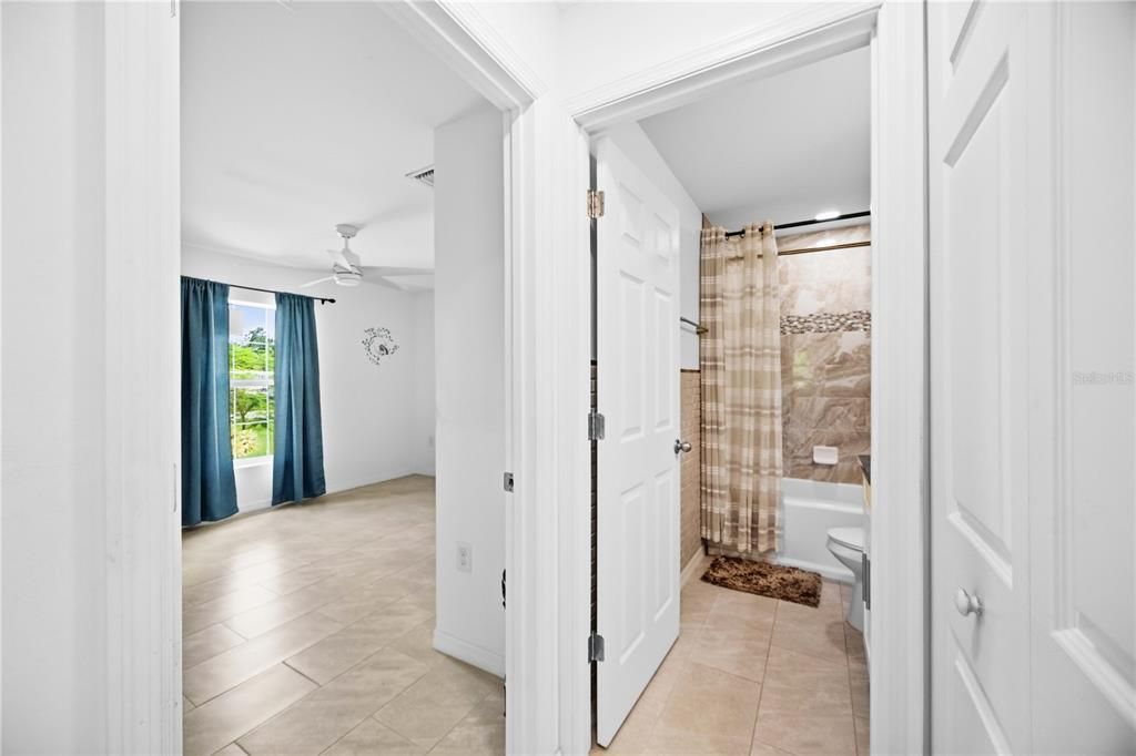 En Venta: $369,900 (2 camas, 2 baños, 979 Pies cuadrados)