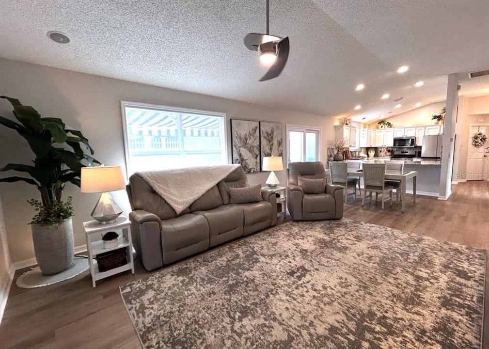 На продажу: $399,900 (3 спален, 2 ванн, 1476 Квадратных фут)