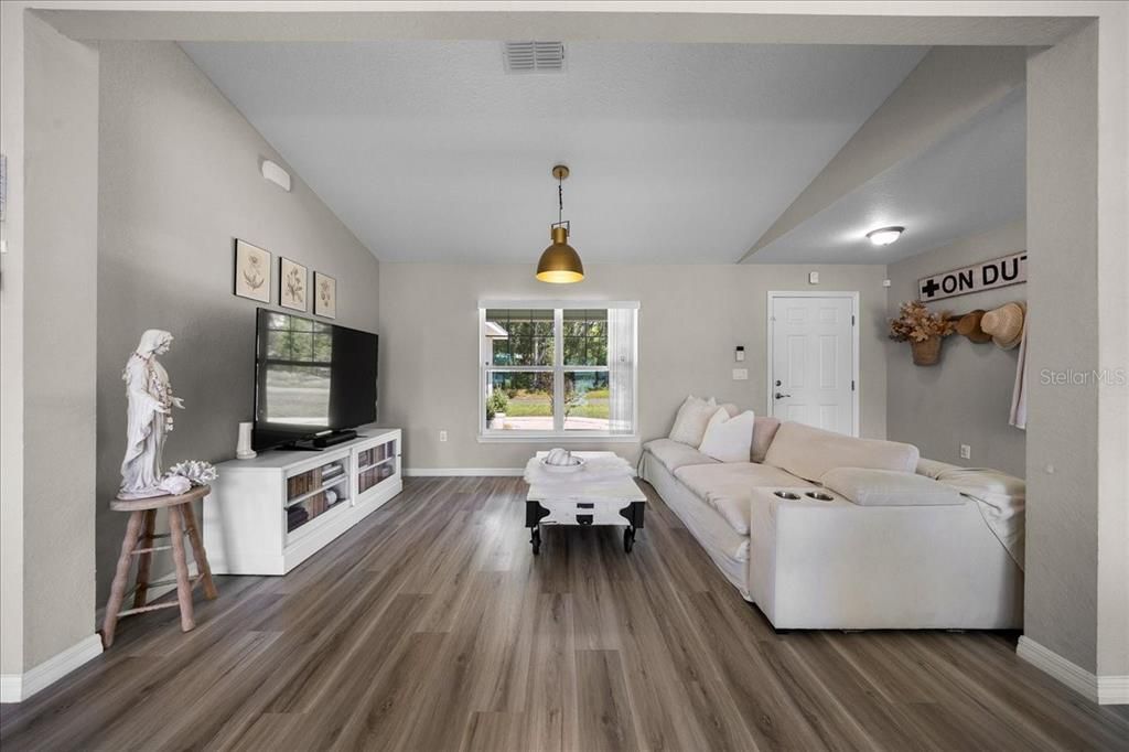 For Sale: $285,000 (3 beds, 2 baths, 1667 Square Feet)