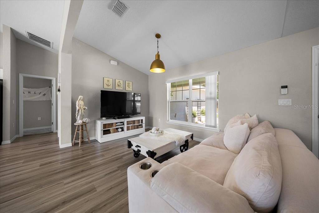 For Sale: $285,000 (3 beds, 2 baths, 1667 Square Feet)
