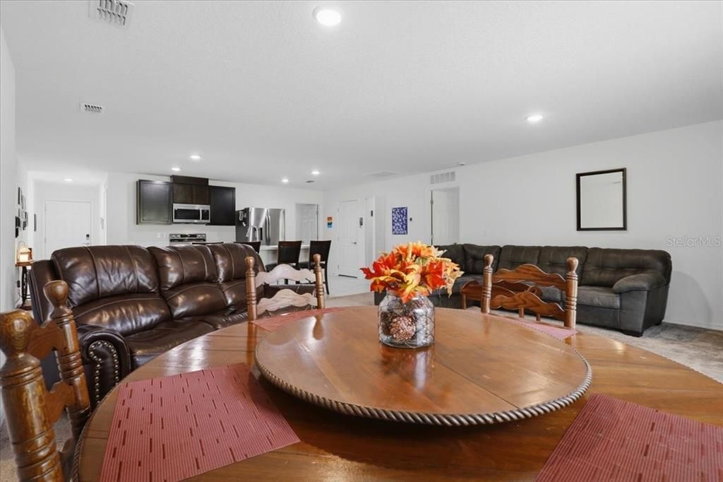 For Sale: $364,000 (5 beds, 2 baths, 2052 Square Feet)
