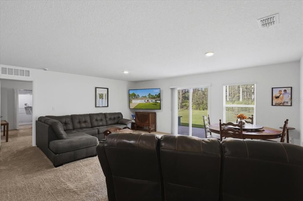 For Sale: $364,000 (5 beds, 2 baths, 2052 Square Feet)