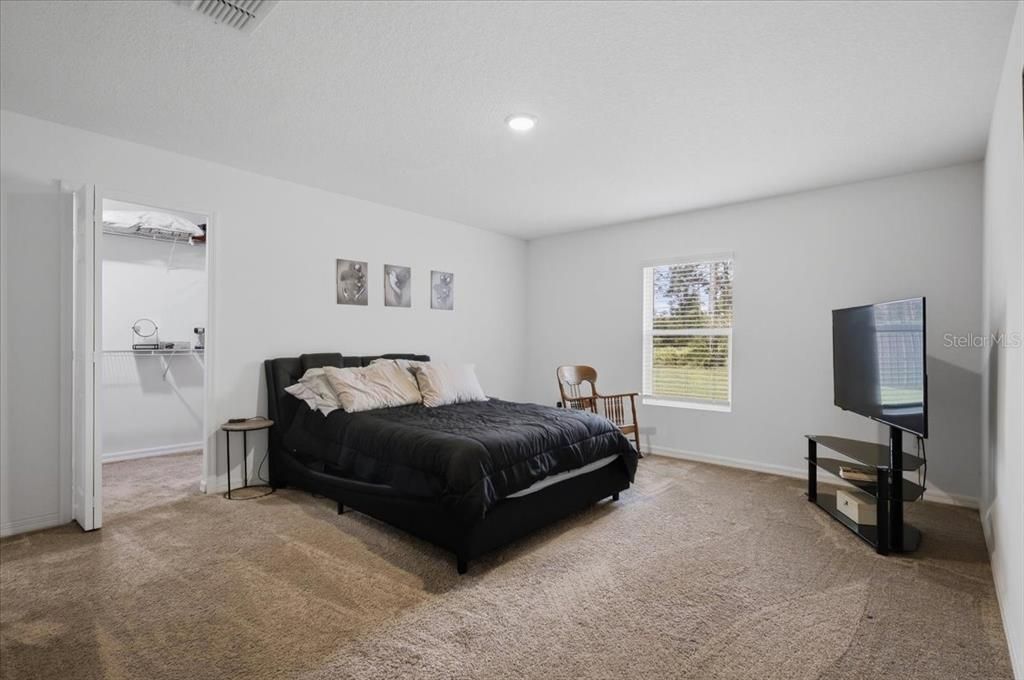 For Sale: $364,000 (5 beds, 2 baths, 2052 Square Feet)