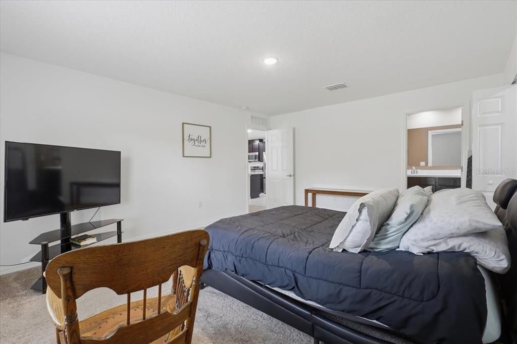 For Sale: $364,000 (5 beds, 2 baths, 2052 Square Feet)