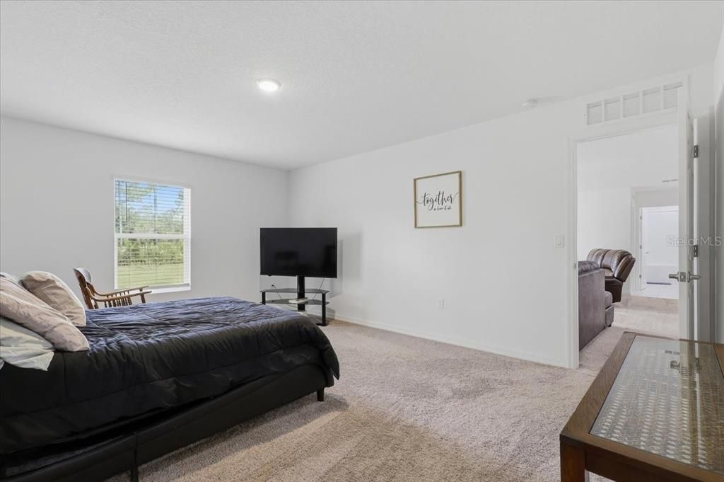 For Sale: $364,000 (5 beds, 2 baths, 2052 Square Feet)