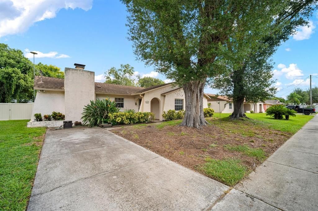 Active With Contract: $325,000 (3 beds, 2 baths, 1580 Square Feet)