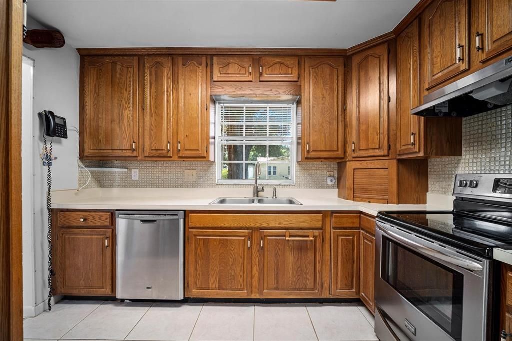Active With Contract: $325,000 (3 beds, 2 baths, 1580 Square Feet)
