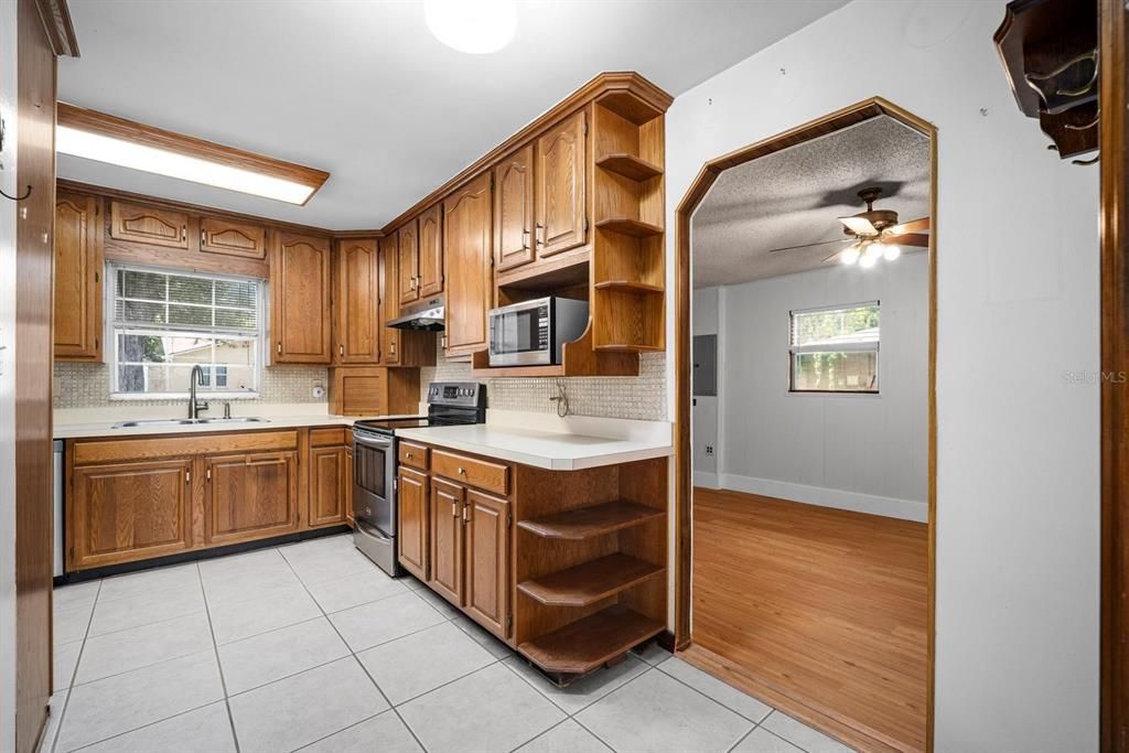 Active With Contract: $325,000 (3 beds, 2 baths, 1580 Square Feet)