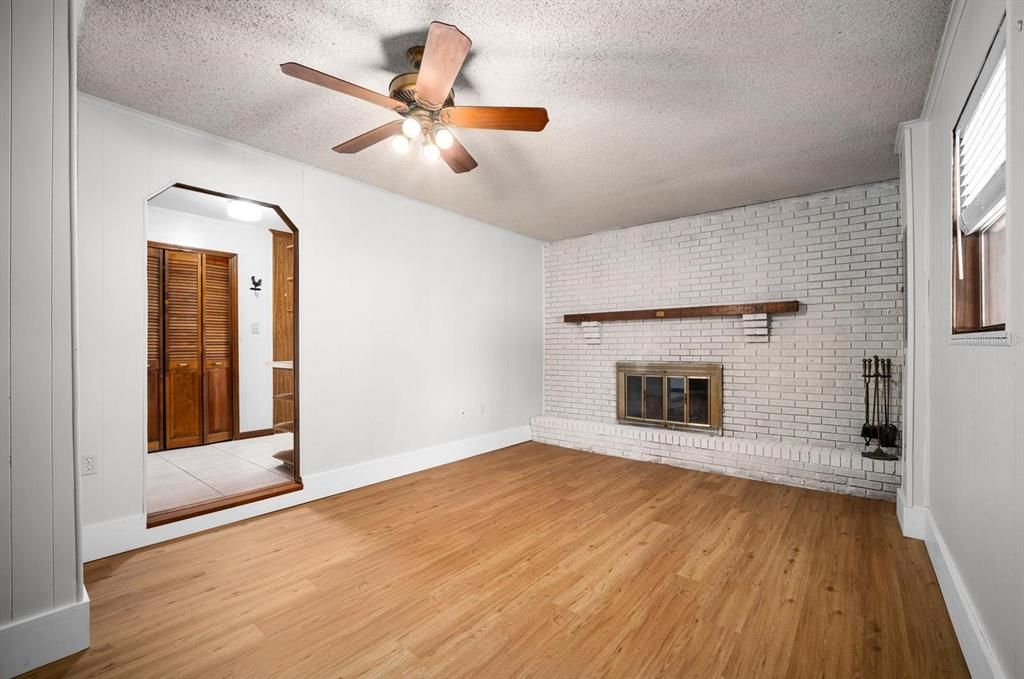 Active With Contract: $325,000 (3 beds, 2 baths, 1580 Square Feet)