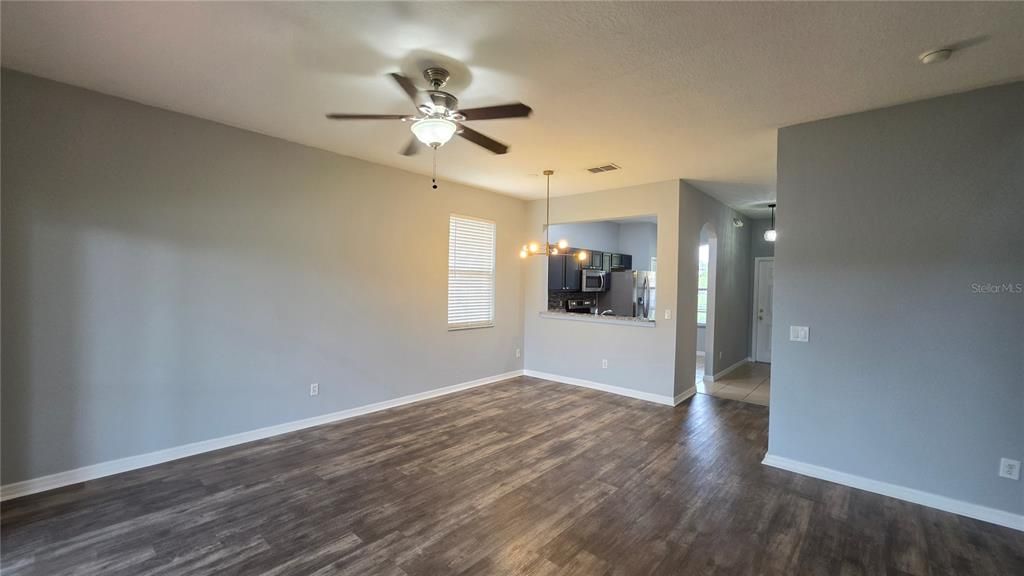 En Venta: $249,900 (4 camas, 3 baños, 1856 Pies cuadrados)