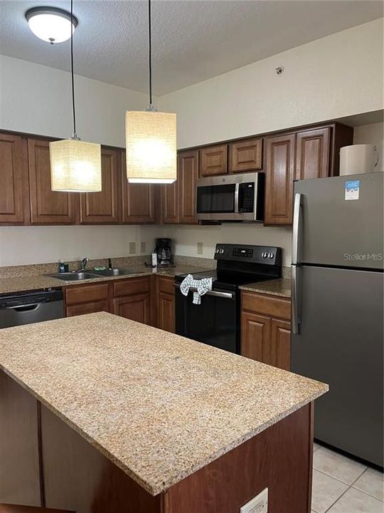 For Sale: $165,000 (2 beds, 2 baths, 957 Square Feet)