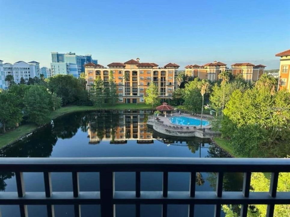For Sale: $165,000 (2 beds, 2 baths, 957 Square Feet)