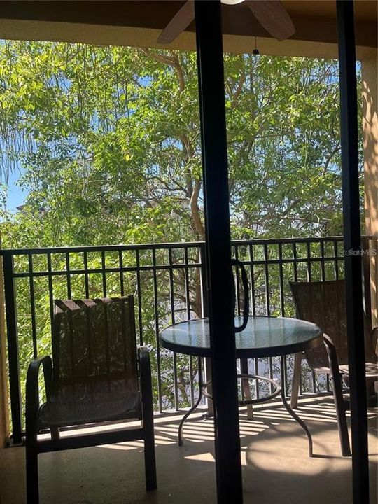 For Sale: $165,000 (2 beds, 2 baths, 957 Square Feet)