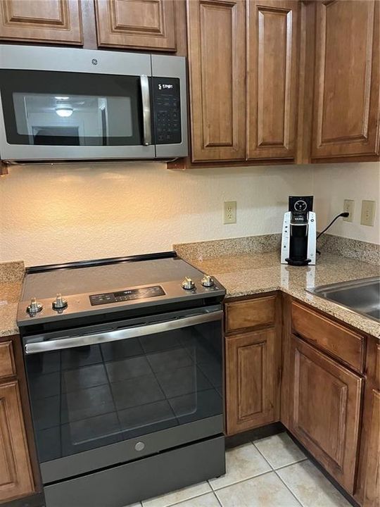 For Sale: $165,000 (2 beds, 2 baths, 957 Square Feet)